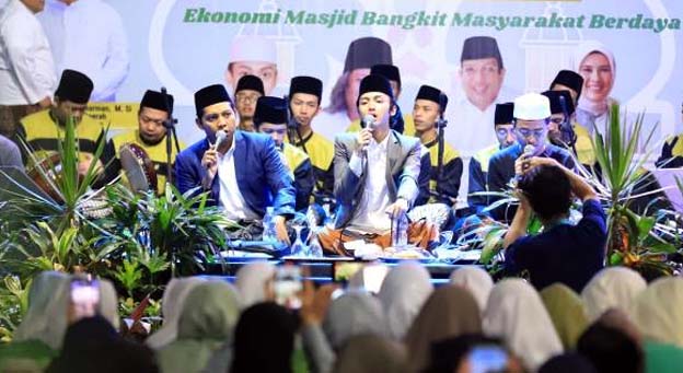 Masyarakat Berselawat Bersama di Masjid Agung Al-Ittihad