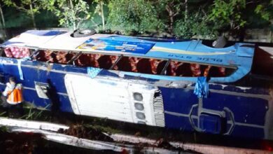 Benyamin Datangi Bus Warga Ciptim yang Kecelakaan di Palimanan