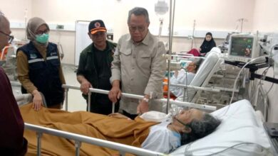 Benyamin Kunjungi Warga Ciptim Korban Kecelakaan Bus di Cirebon