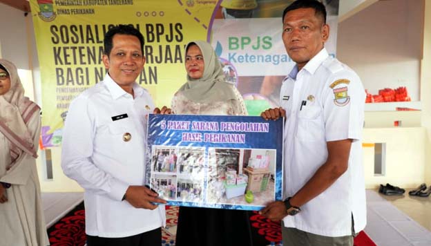 Pj Bupati Tangerang Berikan Premi Jaminan BPJS untuk 300 Nelayan