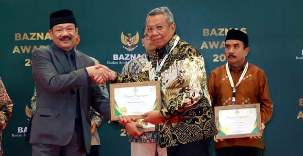 Benyamin Raih Penghargaan Pendukung Pengelolaan Zakat Terbaik
