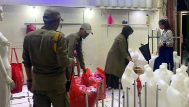 Satpol PP Bantu Pedagang Pasar Anyar Kota Tangerang Pindah ke Tempat Relokasi