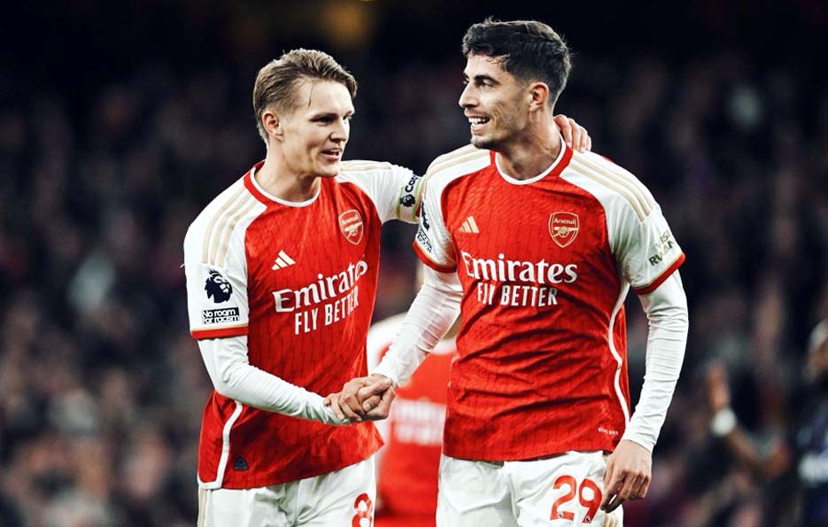 Martin Odegaard Bawa Arsenal Kembali ke Puncak Liga Premier