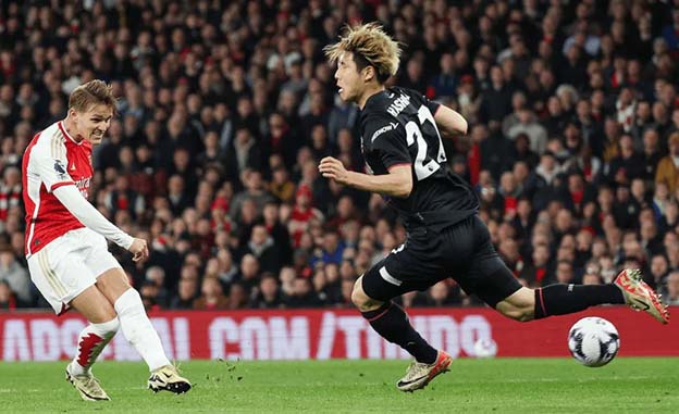 Martin Odegaard Bawa Arsenal Kembali ke Puncak Liga Premier