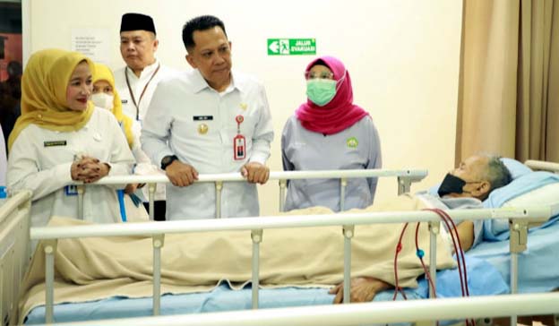Pj Bupati Tangerang Beri Semangat Sembuh ke Pasien RSUD