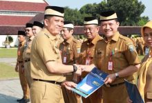 Pj Bupati Tangerang Serahkan 353 SK Kenaikan Pangkat PNS