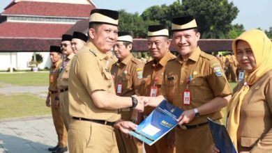 Pj Bupati Tangerang Serahkan 353 SK Kenaikan Pangkat PNS