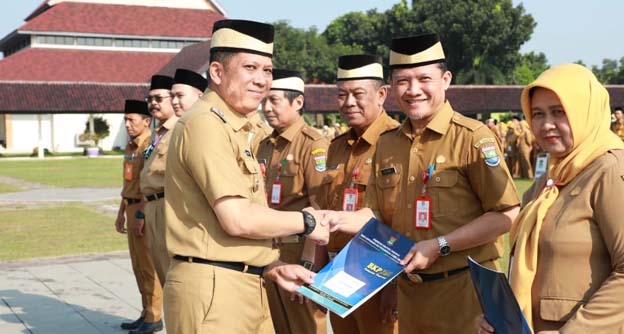 Pj Bupati Tangerang Serahkan 353 SK Kenaikan Pangkat PNS