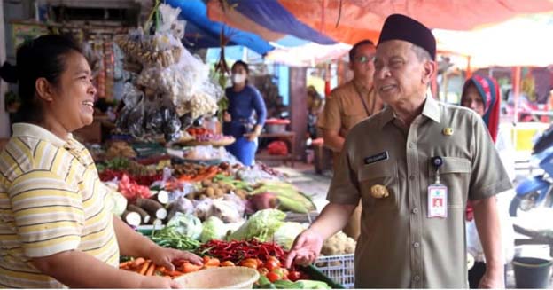 Pj Walikota Serang Cek Harga Sembako di Pasar Tradisional