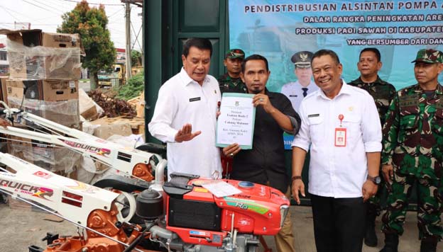 Pemkab Tangerang Distribusikan Pompa Air dan Traktor ke Petani
