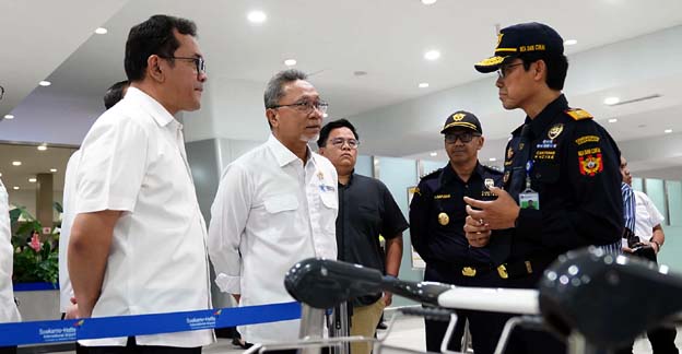 Zulkifli Hasan Meninjau Area Bea dan Cukai Bandara Soetta