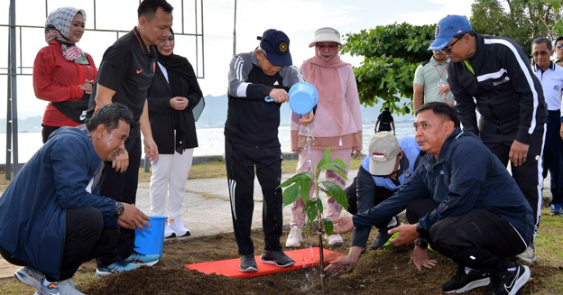 Wapres Tanam Pohon Sukun Diwaktu Sela Kunker di Mamuju