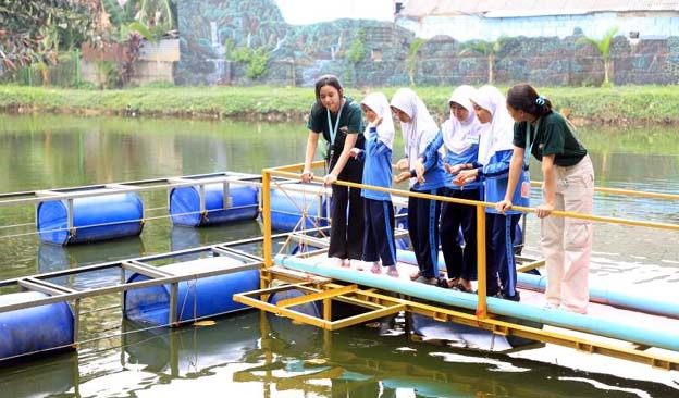 Mahasiswa LSPR Buat Kampung Saungkuriang di Cipondoh