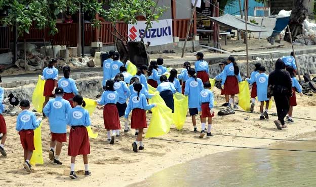 Suzuki Indonesia Lestarikan Pantai Bunaken bersama Pelajar