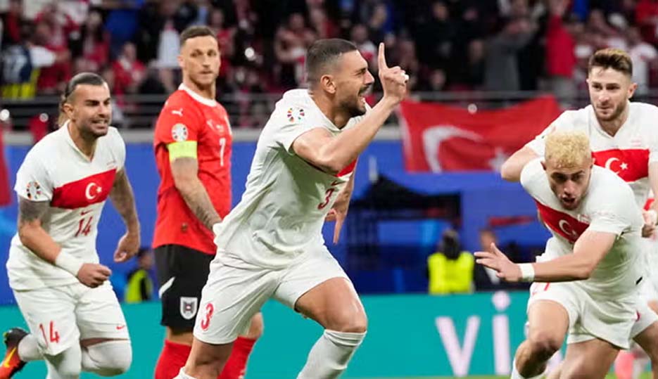 Dua Gol Merih Demiral Membawa Turki ke Perempat Final