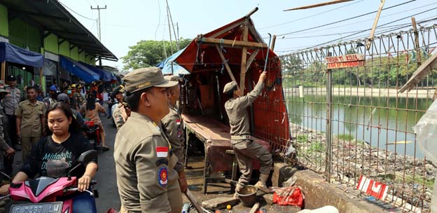 Pemkab Serang Bongkar Puluhan Lapak di Pasar Ciherang