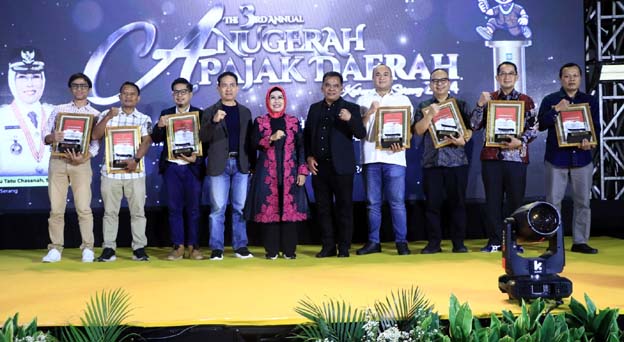 Bupati Serang Beri Penghargaan ke Puluhan Wajib Pajak