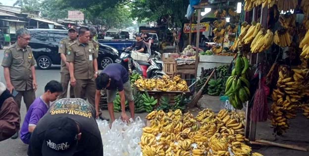 Kecamatan Ciledug Tertibkan PKL di Jalan Pasar Lembang