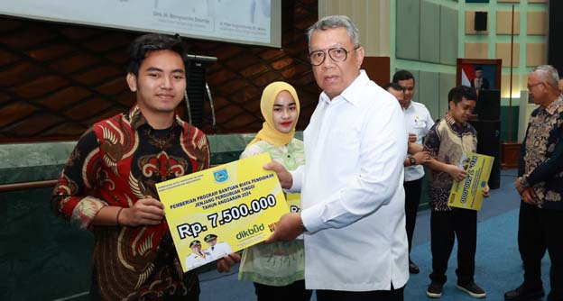 Pemkot Tangsel Berikan Bantuan Pendidikan untuk Mahasiswa