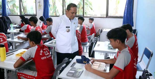Pj Walikota Tangerang Tinjau MBG di SMP Negeri 32