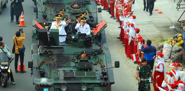 Benyamin Naiki Kendaraan Tank Menuju Upacara HUT ke-79 RI