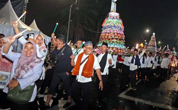 Kirab Gunungan Meriahkan Festival Maulid Nusantara