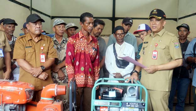 Pj Bupati Tangerang Salurkan Bantuan Mesin Pompa Air