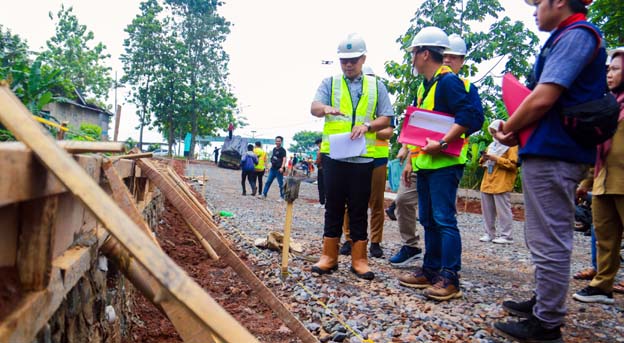 Pilar Tinjau Pembangunan Jalan Menuju TPU Sarimulya