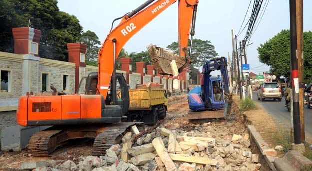 Pemkot Tangsel Lakukan Pelebaran Jalan Bhayangkara