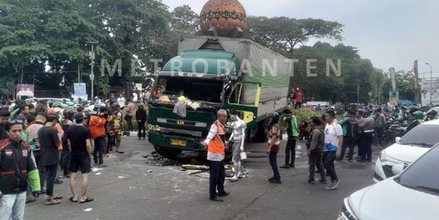 Ugal-Ugalan, Mobil Truk Box Tabrak Beberapa Kendaran di Tugu Adipura