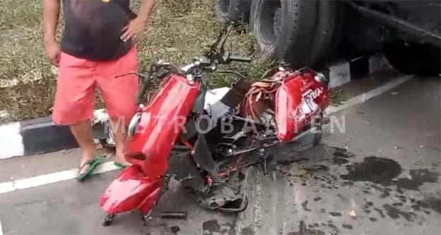 Ugal-Ugalan, Mobil Truk Box Tabrak Beberapa Kendaran di Tugu Adipura