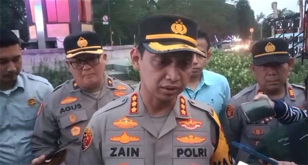 Polisi Lakukan Penangan Korban Tabrak Lari Mobil Kontainer