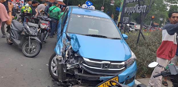 Polisi Lakukan Penangan Korban Tabrak Lari Mobil Kontainer