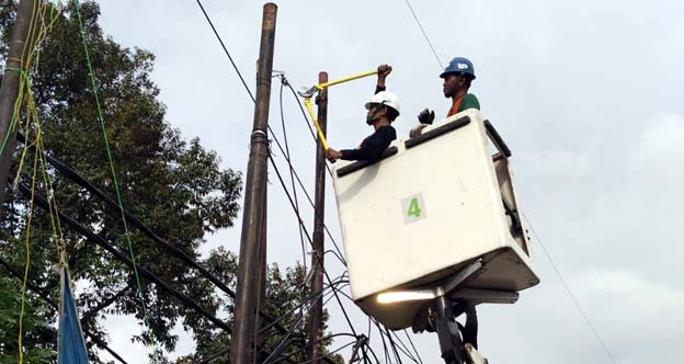 Pemkot Tangsel Putus Kabel Udara Optik di Jalan Merpati Raya