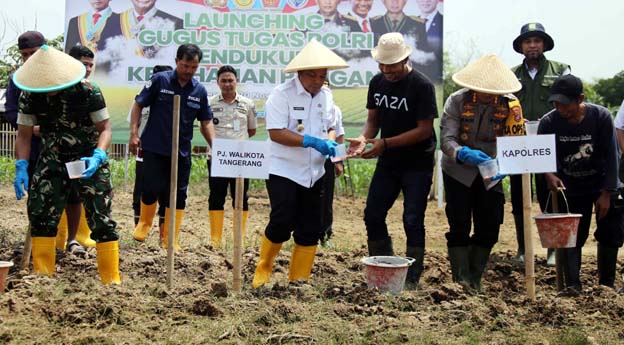 Pemkot Tangerang dan Polrestro Lakukan Penanaman Bibit