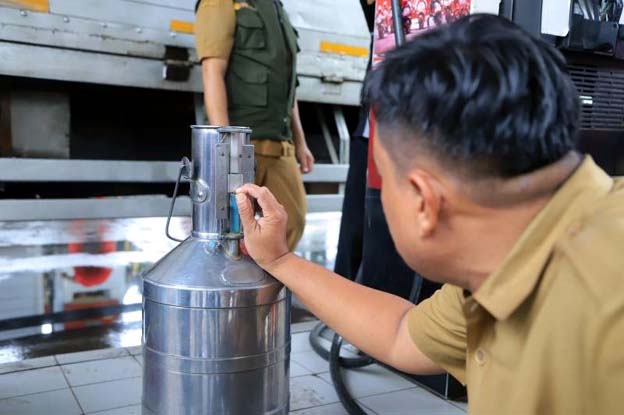 Jelang Nataru 2025, Disperindagkop UKM Kota Tangerang Gelar Uji Tera di Sejumlah SPBU