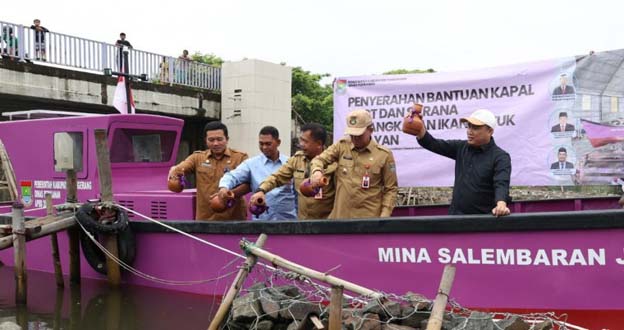 Andi Ony Serahkan Bantuan Kapal dan Sarana Alat Tangkap Ikan