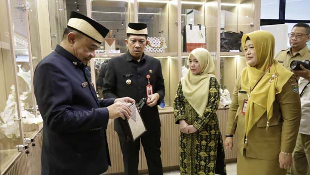 Pj Bupati Tangerang Resmikan Gerai Dekranasda Promosi Produk UMKM