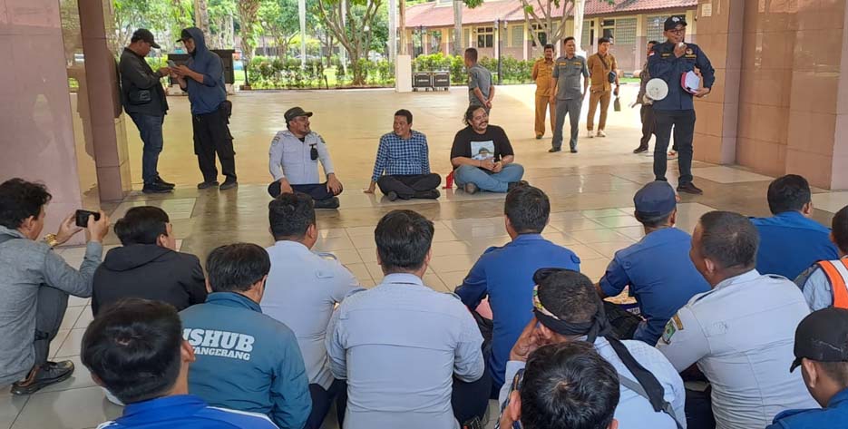 Forum THL Kota Tangerang Gelar Aksi Solidaritas di Gedung DPRD