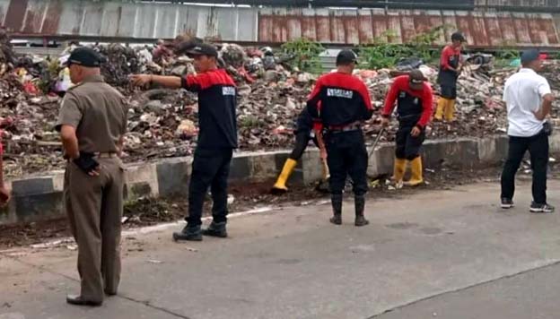 Kecamatan Karawaci Angkut Tumpukan Sampah di Looping Galeong