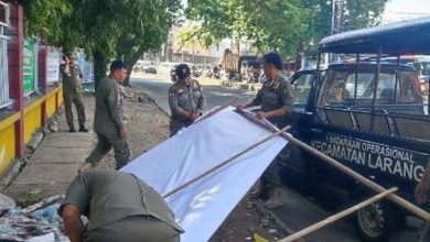 Tramtib Kecamatan Larangan Tertibkan Puluhan Spanduk Liar