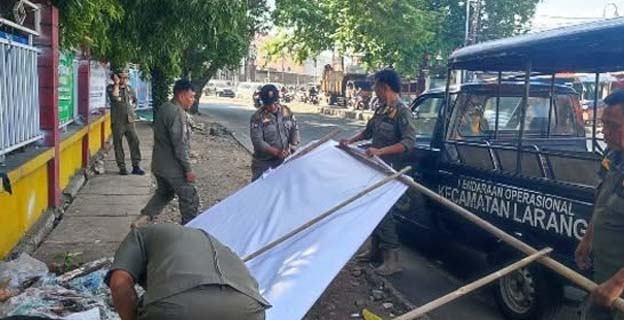 Tramtib Kecamatan Larangan Tertibkan Puluhan Spanduk Liar