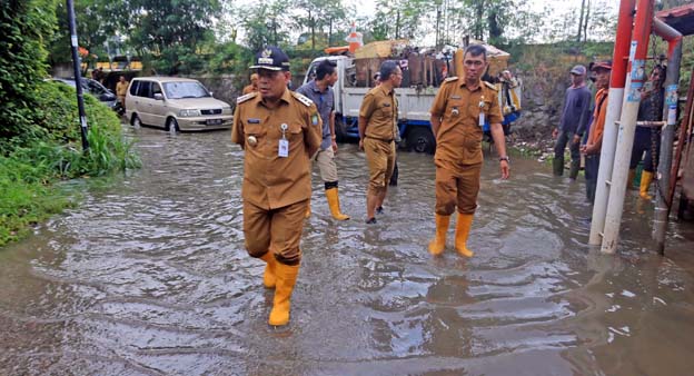 Nurdin Tinjau Genangan Air di Wilayah Pondok Bahar