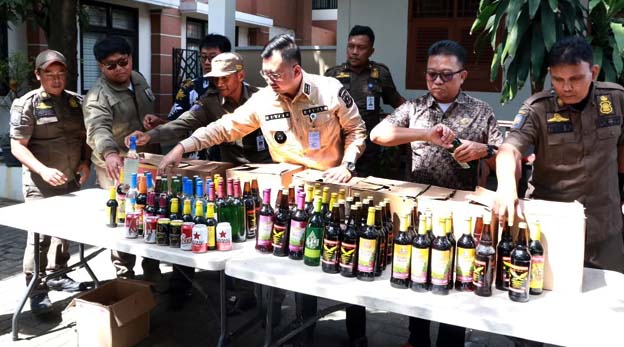 Tramtib Kecamatan Benda Berhasil Sita Ratusan Botol Miras