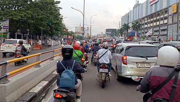 Tips Berkendara Cari Aman di Kemacetan dengan Sepeda Motor