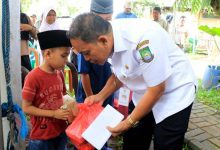 Pj Walikota Tangerang Berikan Santunan Anak Yatim di Tepi Cisadane