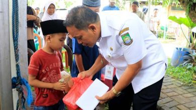 Pj Walikota Tangerang Berikan Santunan Anak Yatim di Tepi Cisadane