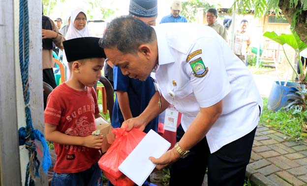 Pj Walikota Tangerang Berikan Santunan Anak Yatim di Tepi Cisadane