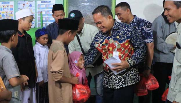 Sambut Malam Nisfu Syaban, Nurdin Berbagi Bersama Anak Yatim