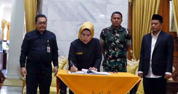 Bupati Serahkan NPHD untuk PSU Pilkada Kabupaten Serang 2024